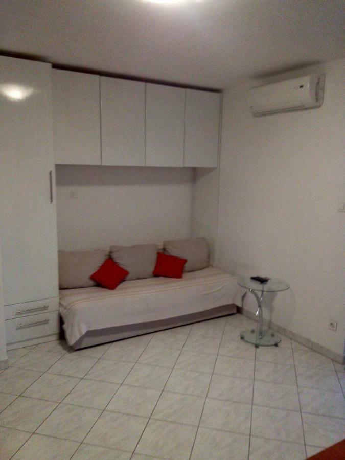Apartment Melani Pula Bagian luar foto